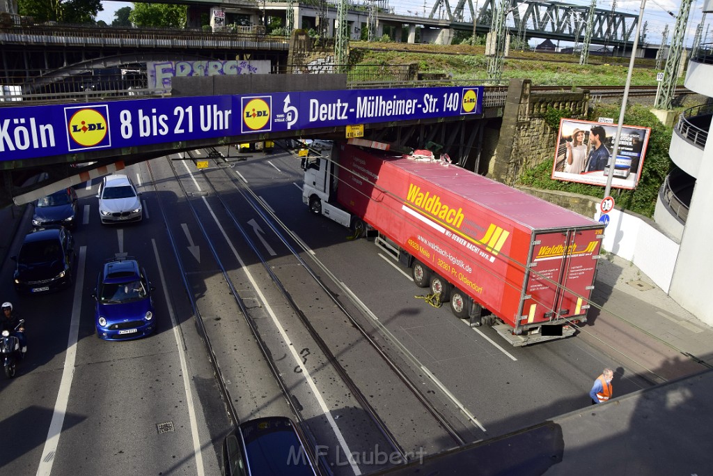 LKW blieb unter Bruecke haengen Koeln Deutz Opladenerstr Deutz Muelheimerstr P064.JPG - Miklos Laubert